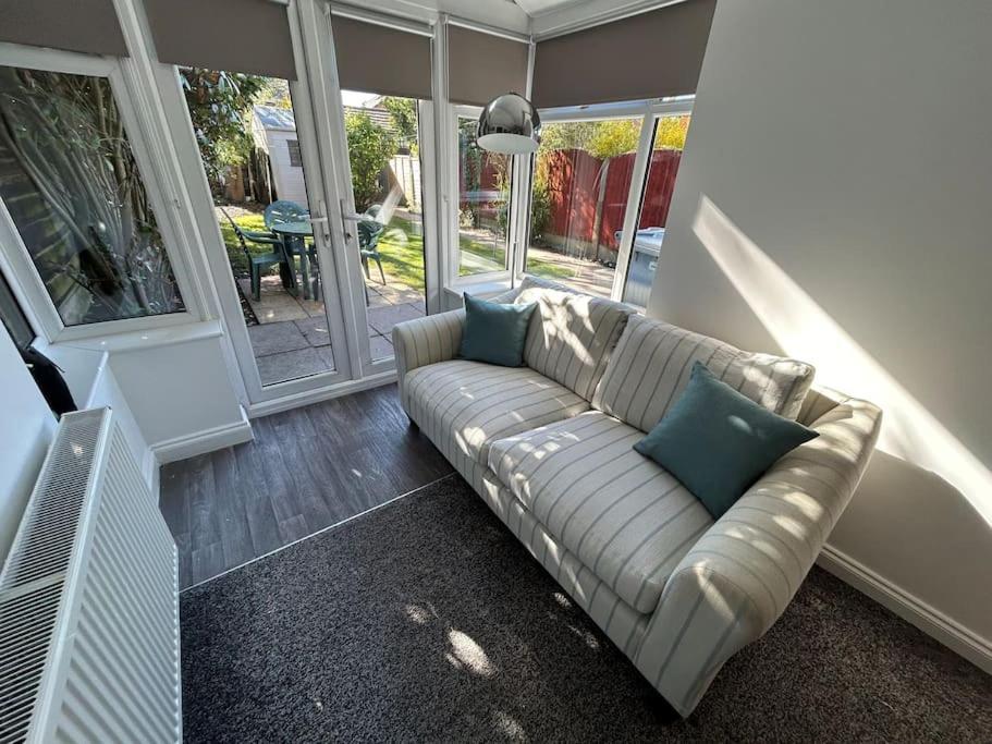 Modern & Spacious 4 Bedroom Home Crewe Extérieur photo