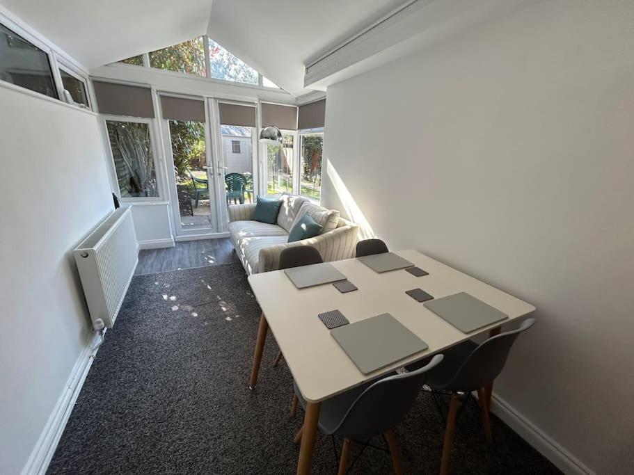 Modern & Spacious 4 Bedroom Home Crewe Extérieur photo