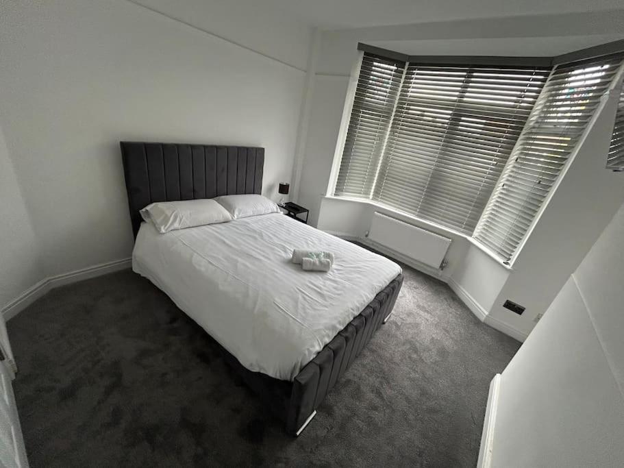 Modern & Spacious 4 Bedroom Home Crewe Extérieur photo